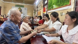 hon 5600 ty dong qua mung tet doc lap da den tay nguoi dan