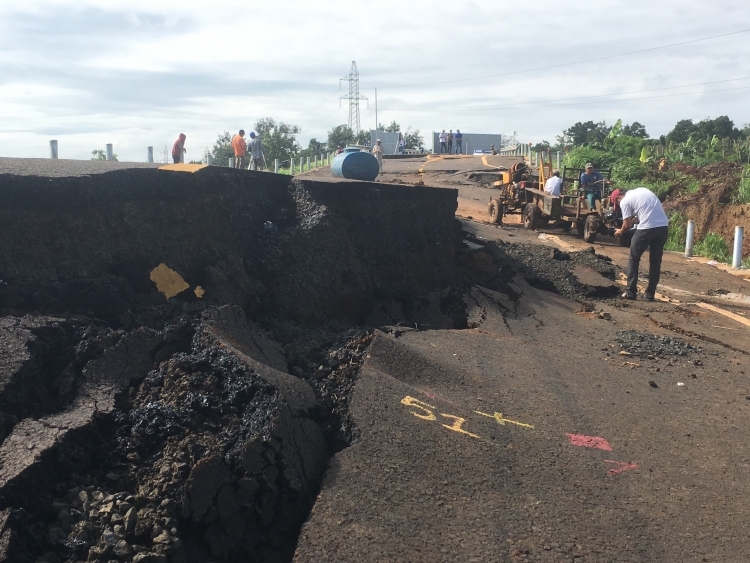 Sếp nhà thầu thi công dự án đường 250 tỷ nứt toác từ chức