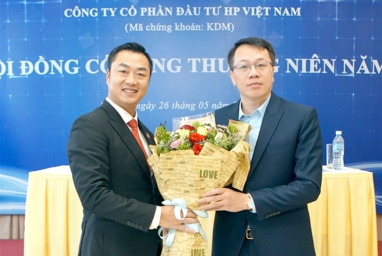 bau duc nhan tin buon nhieu sep gian doi bao cao mua ban co phieu
