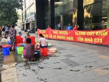 Cư dân chung cư CT3 Lê Đức Thọ mang xô, chậu mua nước như thời bao cấp