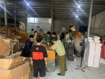 Phát hiện kho chứa sản phẩm thời trang nổi tiếng không giấy tờ ở Hải Phòng