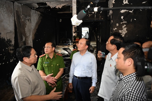 Thủ tướng trực tiếp đến hiện trường vụ cháy chung cư mini ở Thanh Xuân
