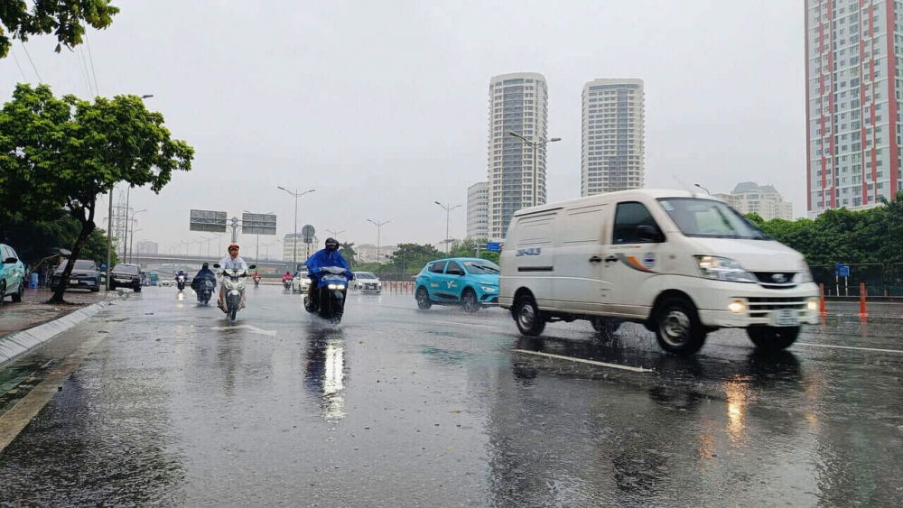 Gió bão mạnh hơn trong tối nay, Chủ tịch Hà Nội kêu gọi dân không ra đường