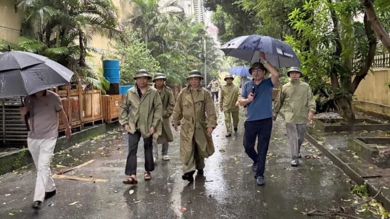 Phó Thống đốc Thường trực Đào Minh Tú thị sát công tác ứng phó bão Yagi