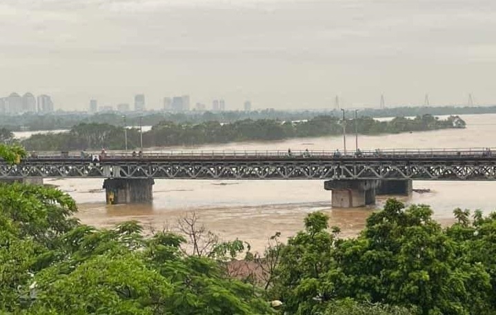 Nước lũ tiếp tục dâng cao, Hà Nội nguy cơ ngập lụt khu vực bãi giữa, ven sông Hồng