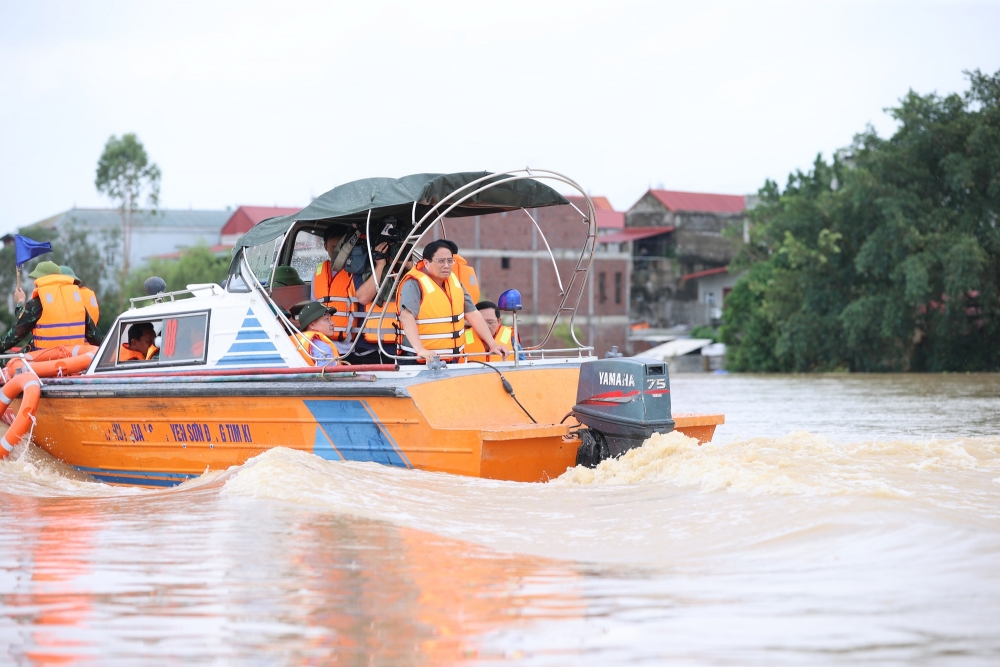 Thủ tướng về xã bị lũ cô lập ở Bắc Giang để chỉ đạo ứng phó