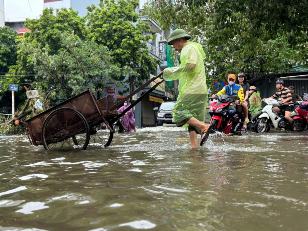 Hà Nội mưa dông trong vài giờ tới, có thể xảy ra sét và gió giật mạnh