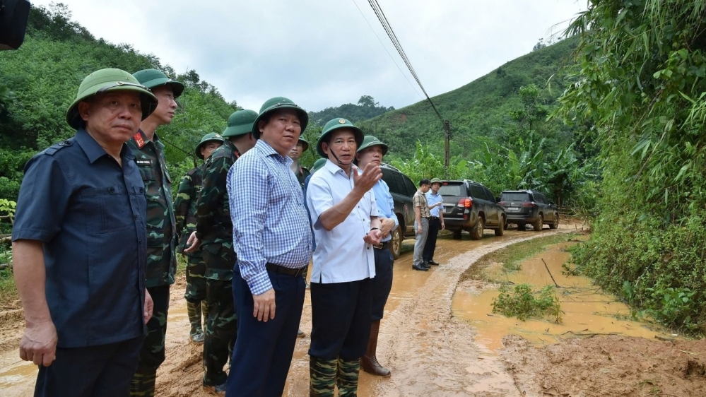 Trực 24/24h, sẵn sàng xuất cấp hàng dự trữ cứu hộ người dân vùng mưa lũ