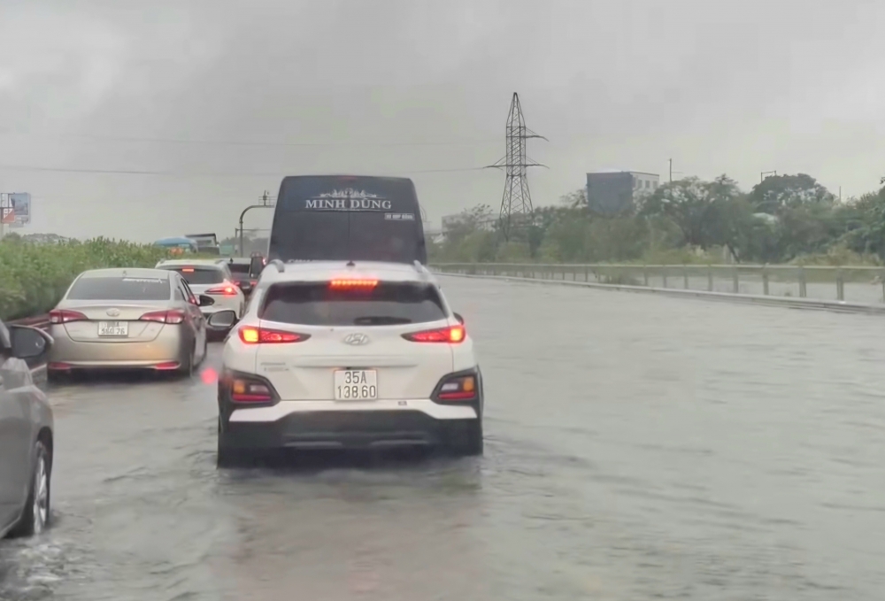 Cấm xe vào cao tốc Pháp Vân - Cầu Giẽ do nước ngập sâu Cấm xe vào cao tốc Pháp Vân - Cầu Giẽ do nước ngập sâu