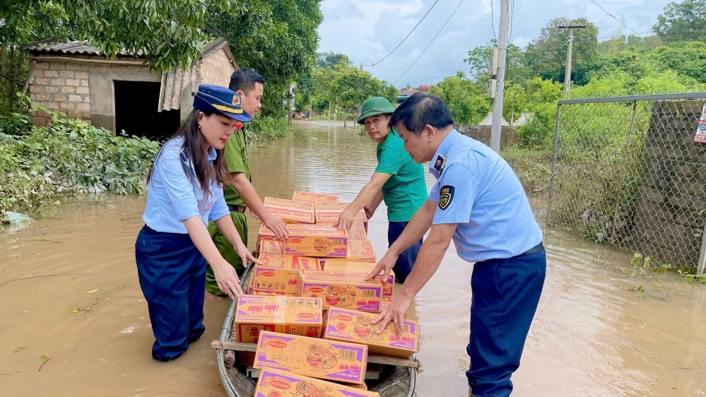 Người dân ưu tiên nhu yếu phẩm đến nơi chịu tác động nặng nề do mưa bão