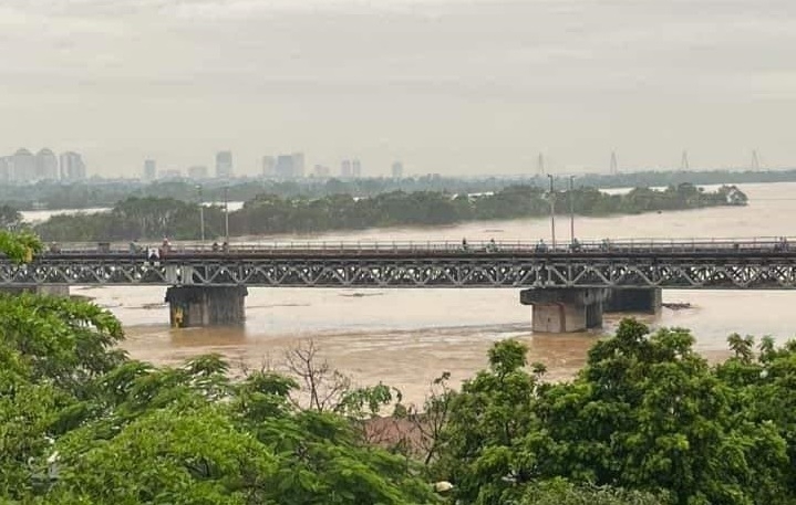 Chủ tịch Hà Nội yêu cầu tập trung ứng phó lũ lớn, đảm bảo an toàn đê điều