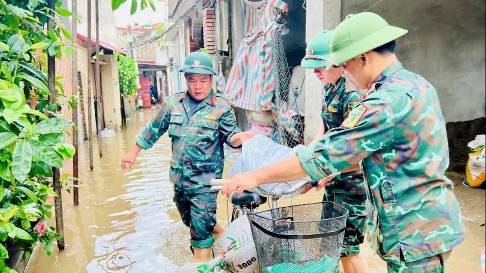 Bộ Tư lệnh Thủ đô hỗ trợ di dời hơn 25.000 người dân đến nơi an toàn