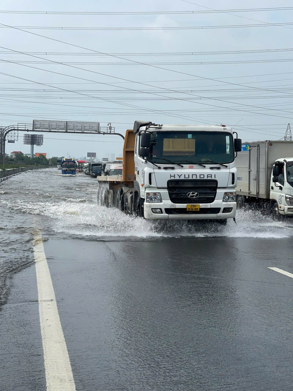 Cao tốc Pháp Vân - Cầu Giẽ vẫn ngập sâu, ôtô gầm thấp chưa lưu thông được