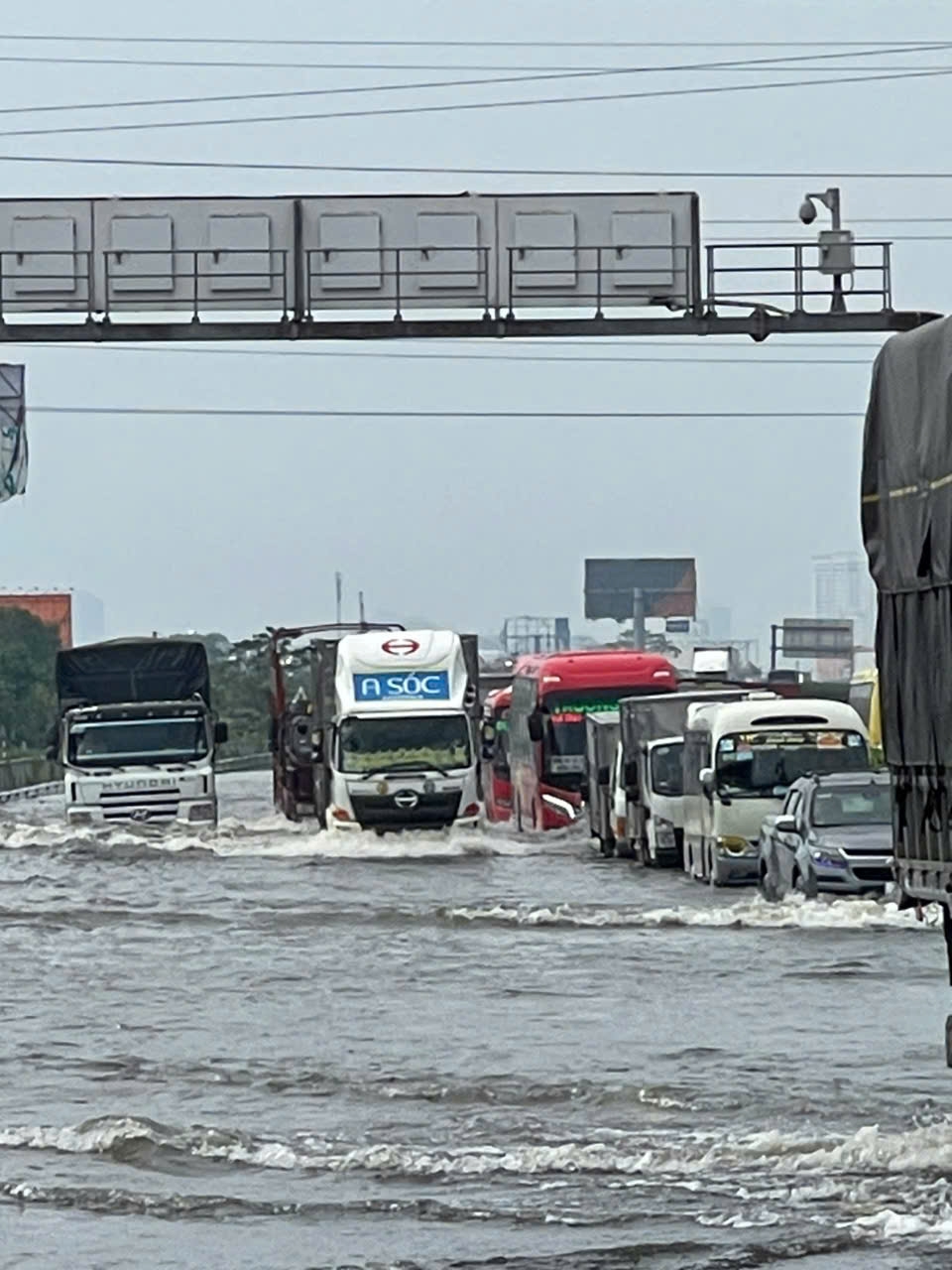 Cao tốc Pháp Vân - Cầu Giẽ vẫn ngập sâu, ôtô gầm thấp chưa lưu thông được