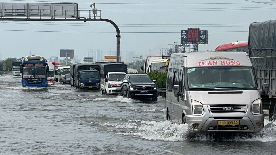 Cao tốc Pháp Vân - Cầu Giẽ vẫn ngập sâu, ôtô gầm thấp chưa lưu thông được