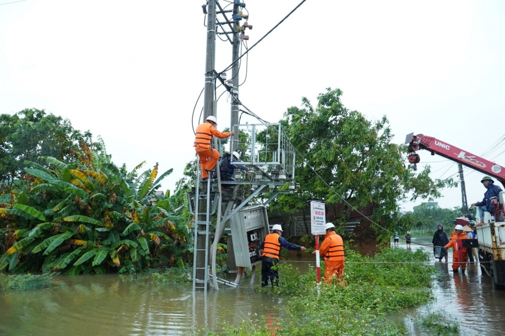 Gần 6 triệu khách hàng được cấp điện trở lại sau bão số 3