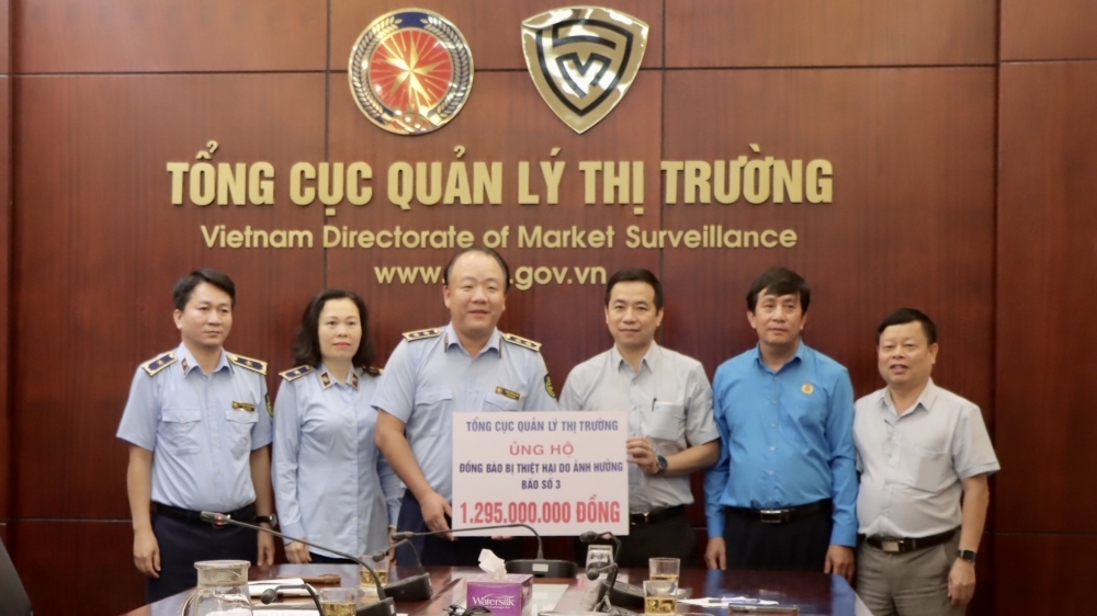 Quản lý thị trường quyên góp hơn 2,3 tỷ đồng ủng hộ vùng bão lũ