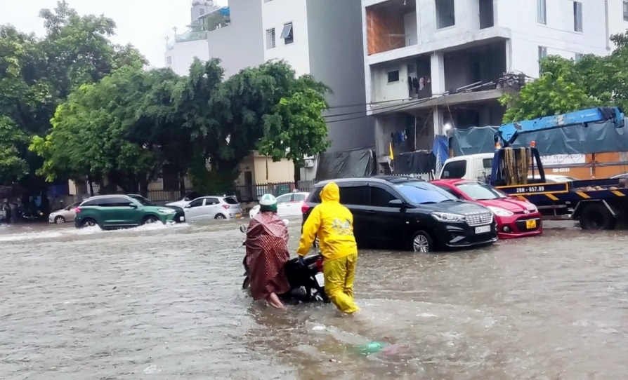 Không khí lạnh đổ bộ miền Bắc, nội thành Hà Nội nguy cơ ngập lụt