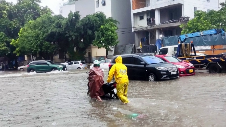 Không khí lạnh đổ bộ miền Bắc, nội thành Hà Nội nguy cơ ngập lụt