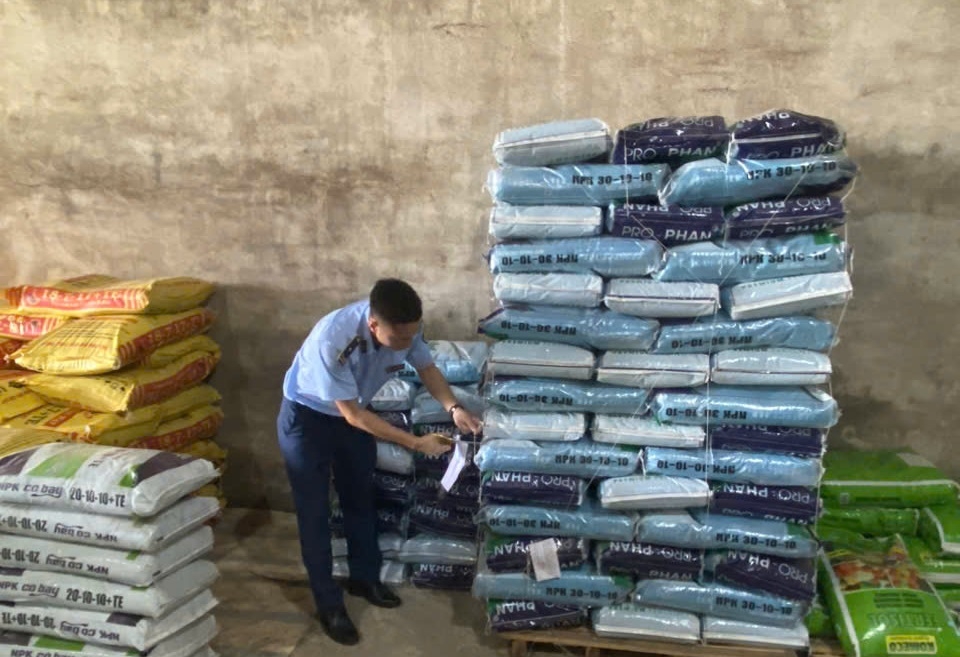 Khởi tố 2 đối tượng sản xuất, buôn bán hàng tấn phân bón giả