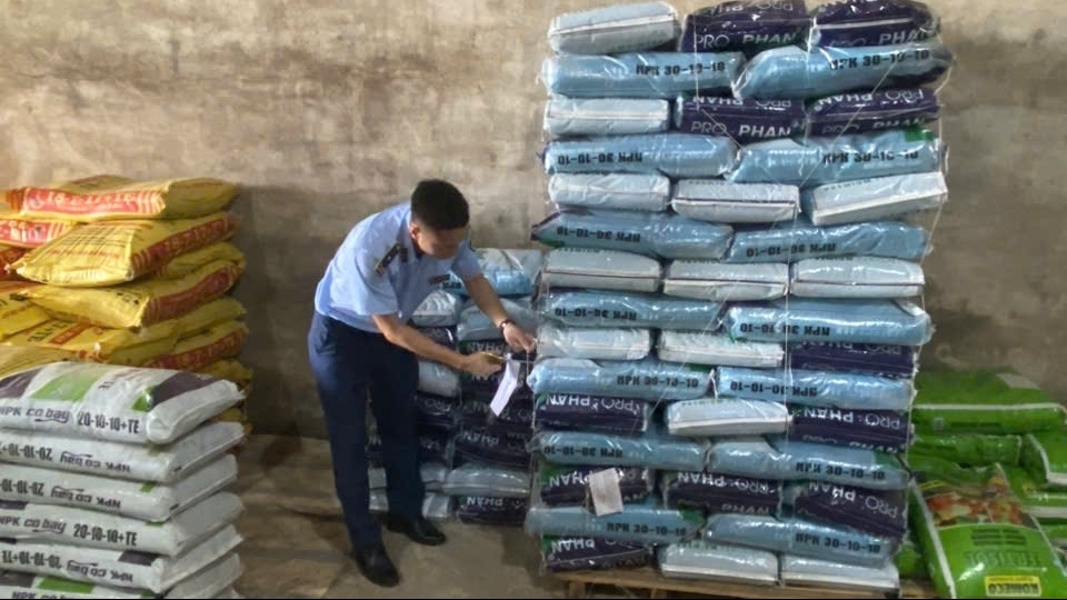 Khởi tố 2 đối tượng sản xuất, buôn bán hàng tấn phân bón giả
