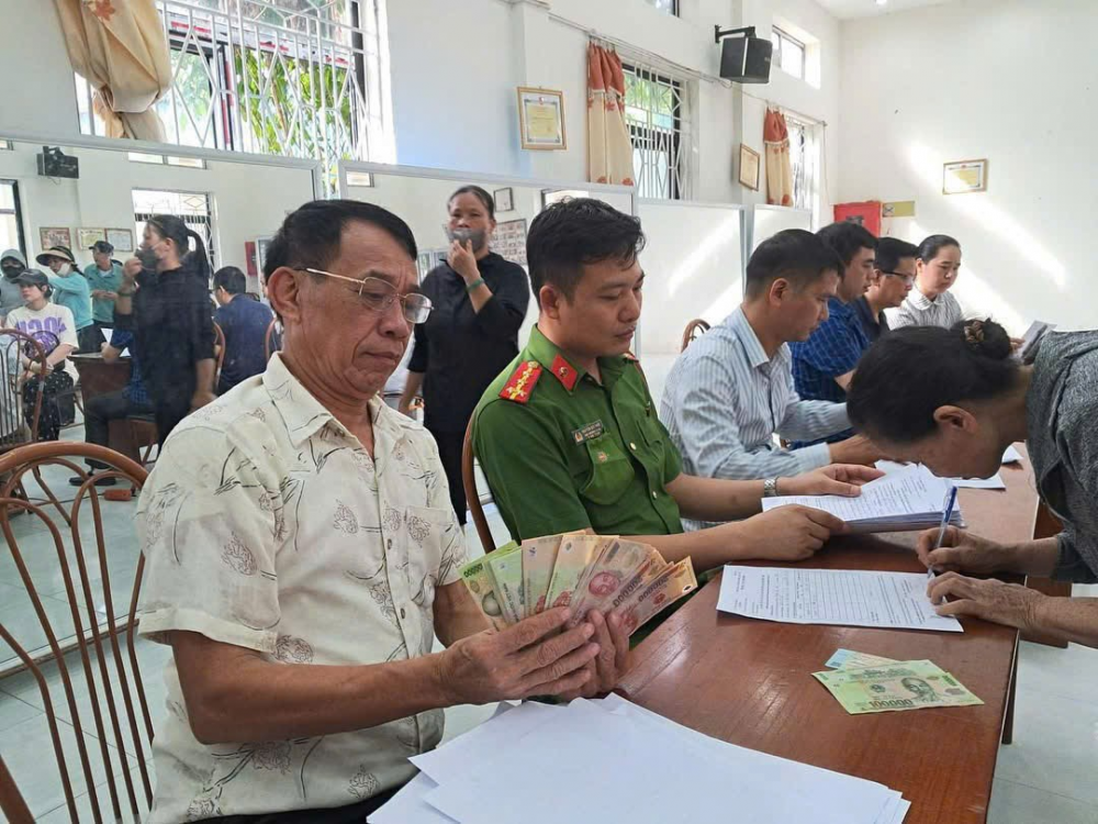 Người dân xã Ô Diên xúc động khi nhận quà Quốc khánh của Nhà nước