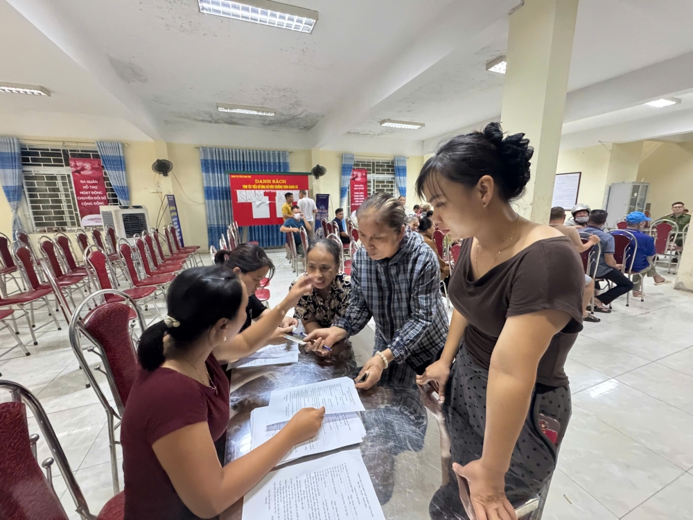 Người dân xã Hoài Đức nhận quà Quốc khánh: Xúc động, tự hào quá!