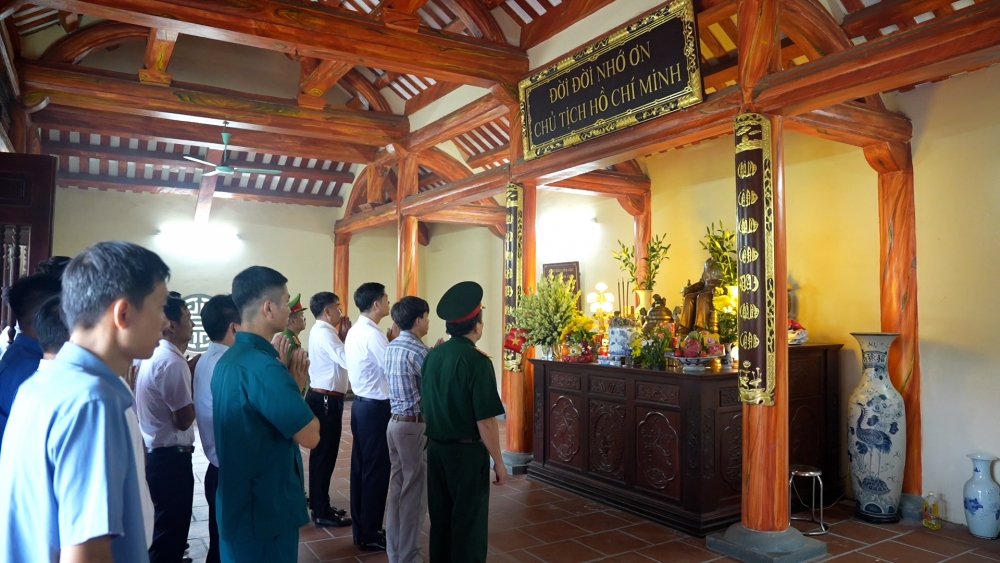 Lãnh đạo xã Dương Hòa dâng hương tưởng nhớ AHLS dịp Quốc khánh