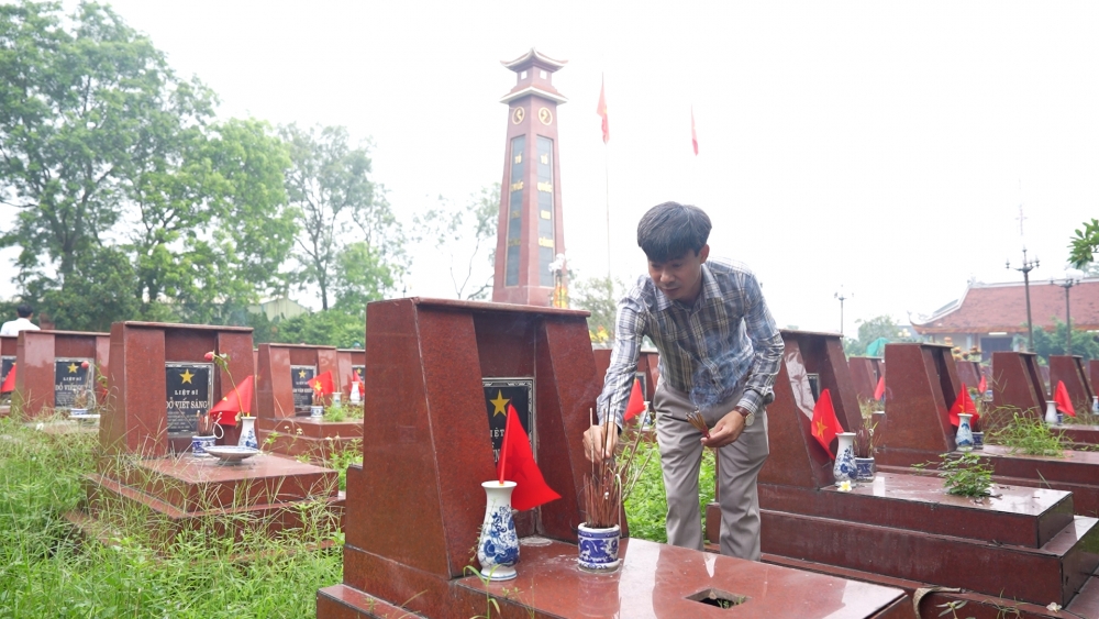 Lãnh đạo xã Dương Hòa dâng hương tưởng nhớ AHLS dịp Quốc khánh