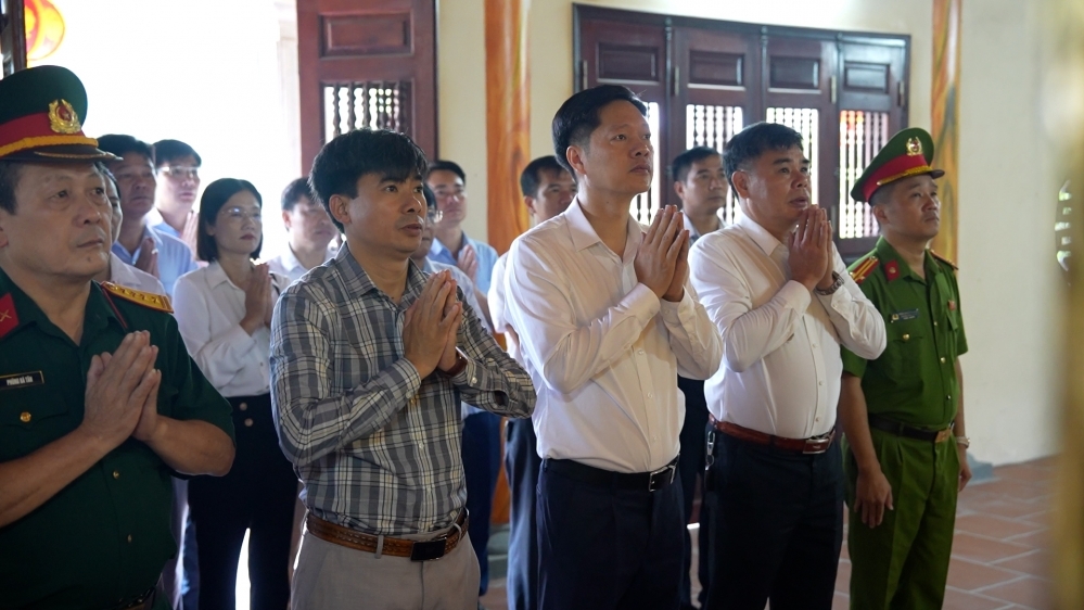 Lãnh đạo xã Dương Hòa dâng hương tưởng nhớ AHLS dịp Quốc khánh