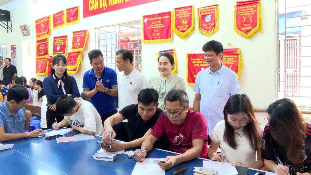 Người dân xã Hoài Đức nhận quà Quốc khánh: Xúc động, tự hào quá!