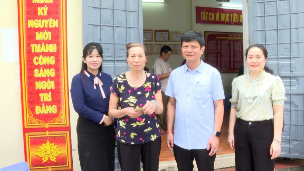 Người dân xã Hoài Đức nhận quà Quốc khánh: Xúc động, tự hào quá!