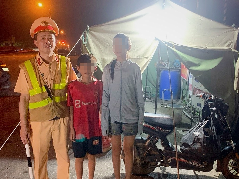 Cảnh sát giúp đỡ 2 chị em đi xe đạp điện từ Thanh Hóa ra Hà Nội xem A80