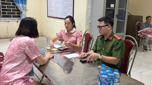 Công an xã Hoài Đức xuyên đêm hỗ trợ phát quà Quốc khánh cho người dân