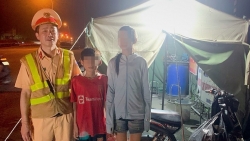 Cảnh sát giúp đỡ 2 chị em đi xe đạp điện từ Thanh Hóa ra Hà Nội xem A80