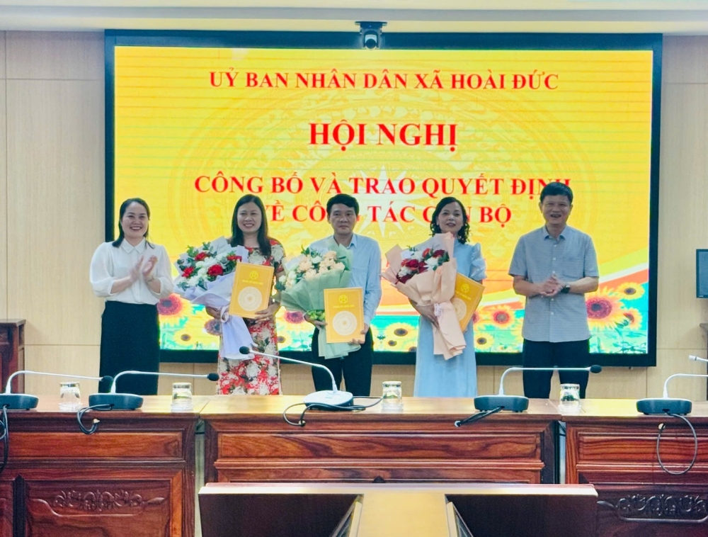 Xã Hoài Đức công bố, trao các quyết định về công tác cán bộ