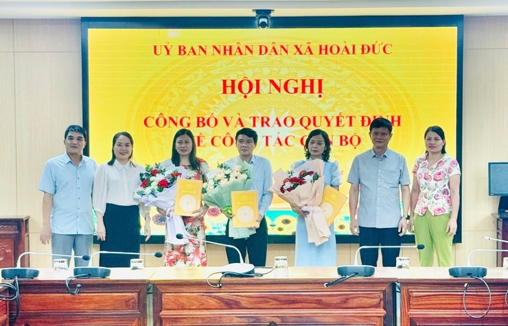 Xã Hoài Đức công bố, trao các quyết định về công tác cán bộ