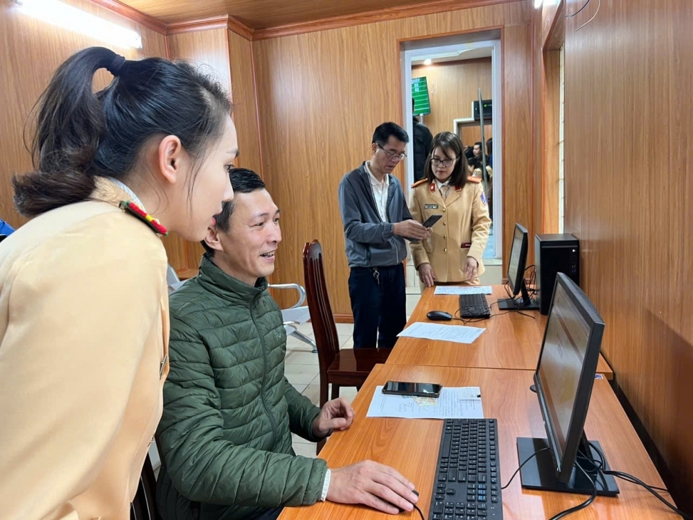 Rút ngắn thời gian cấp giấy phép lái xe còn 4,5 ngày, giảm 30% lệ phí đăng ký