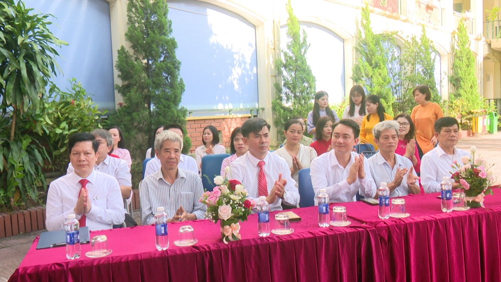 Chủ tịch xã Dương Hòa chung vui với thầy trò Trường THCS Yên Sở ngày khai giảng