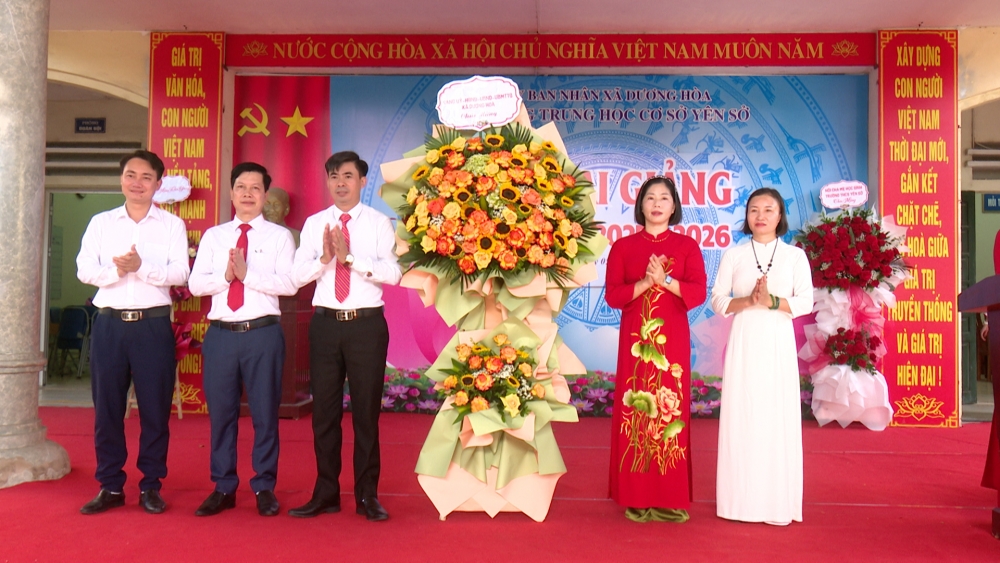 Chủ tịch xã Dương Hòa chung vui với thầy trò Trường THCS Yên Sở ngày khai giảng