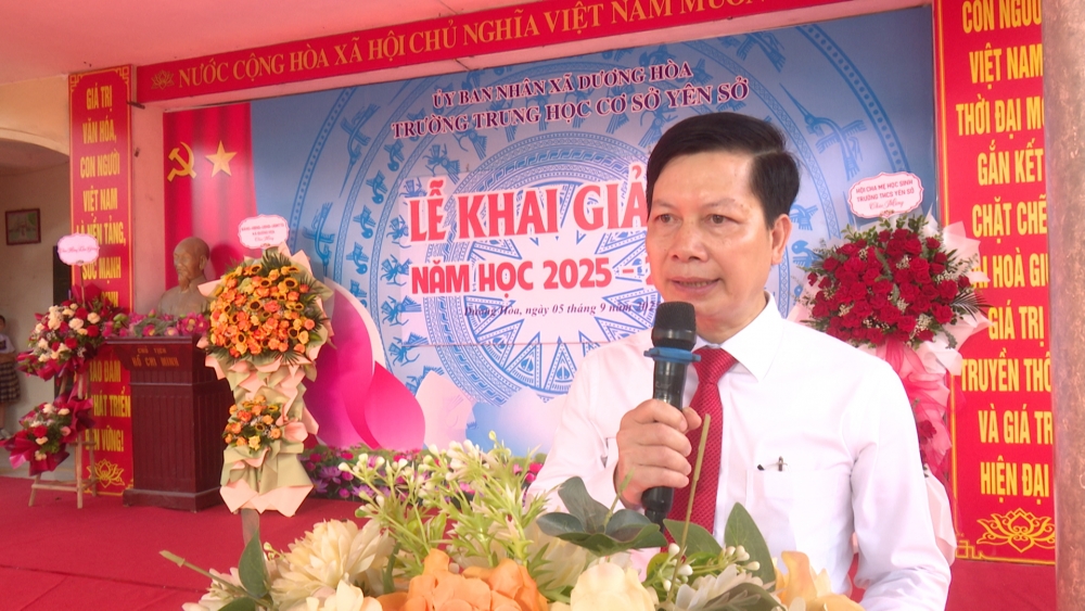 Chủ tịch xã Dương Hòa chung vui với thầy trò Trường THCS Yên Sở ngày khai giảng