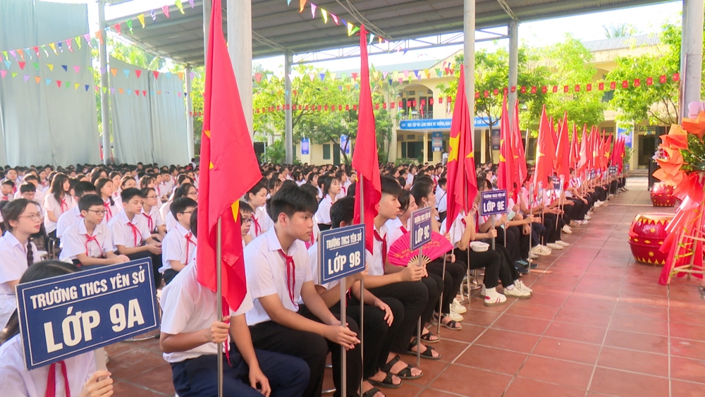 Chủ tịch xã Dương Hòa chung vui với thầy trò Trường THCS Yên Sở ngày khai giảng