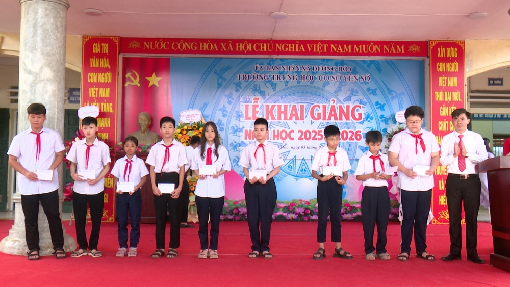 Chủ tịch xã Dương Hòa chung vui với thầy trò Trường THCS Yên Sở ngày khai giảng