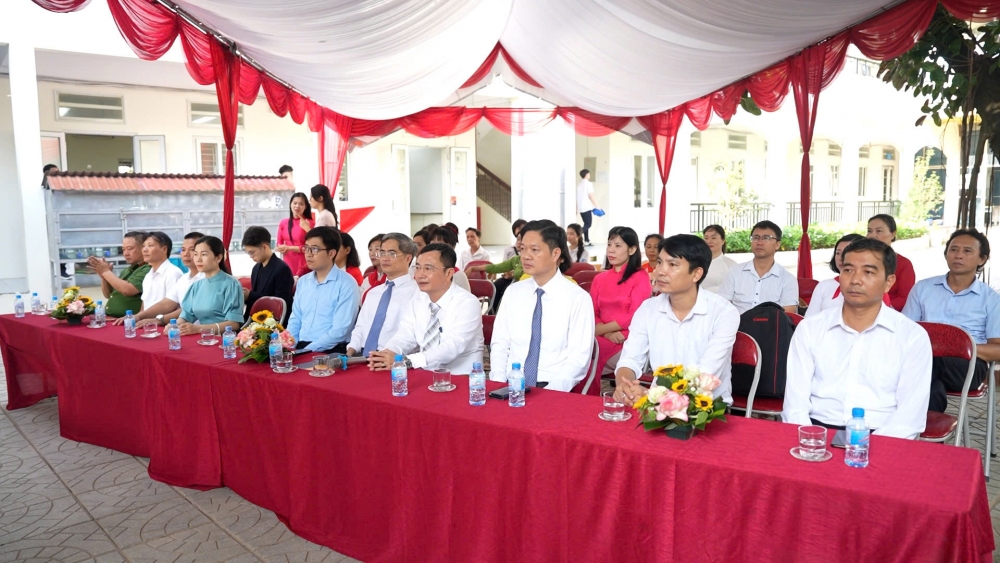 Bí thư xã Dương Hòa cùng thầy trò Trường THPT Vạn Xuân hân hoan đón năm học mới Bí thư xã Dương Hòa cùng thầy trò Trường THPT Vạn Xuân hân hoan đón năm học mới