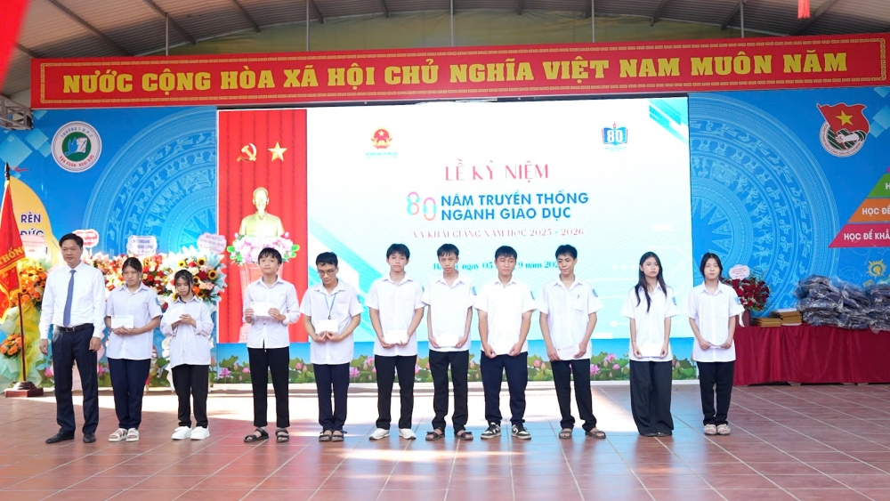 Bí thư xã Dương Hòa cùng thầy trò Trường THPT Vạn Xuân hân hoan đón năm học mới Bí thư xã Dương Hòa cùng thầy trò Trường THPT Vạn Xuân hân hoan đón năm học mới