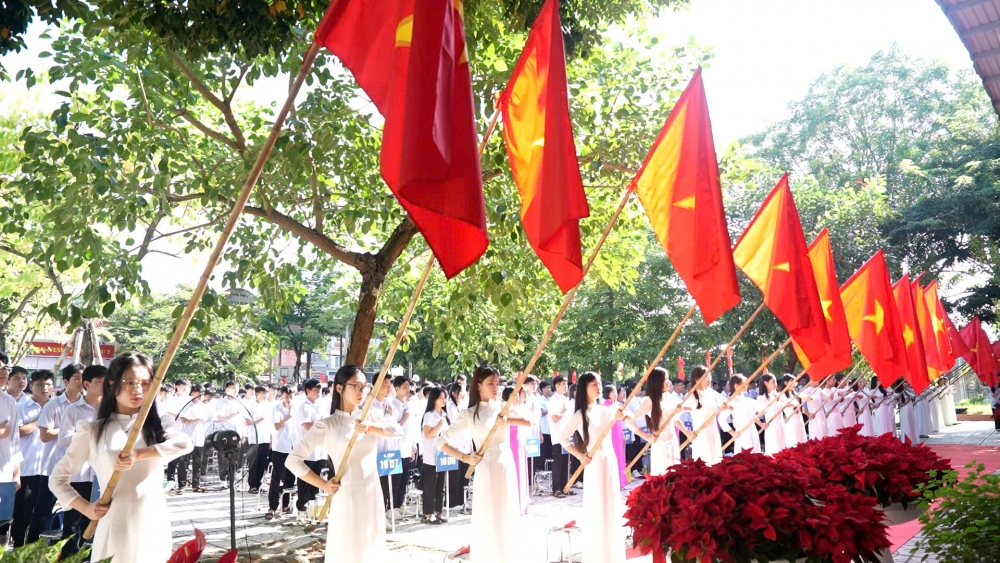 Bí thư xã Dương Hòa cùng thầy trò Trường THPT Vạn Xuân hân hoan đón năm học mới Bí thư xã Dương Hòa cùng thầy trò Trường THPT Vạn Xuân hân hoan đón năm học mới