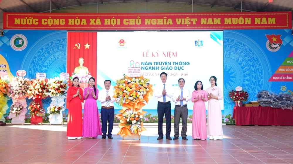 Bí thư xã Dương Hòa cùng thầy trò Trường THPT Vạn Xuân hân hoan đón năm học mới