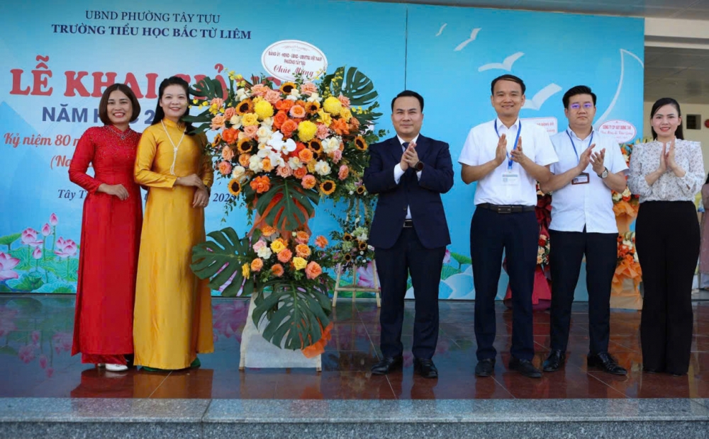 Cô trò Trường Tiểu học Bắc Từ Liêm rộn rã, hân hoan ngày khai trường