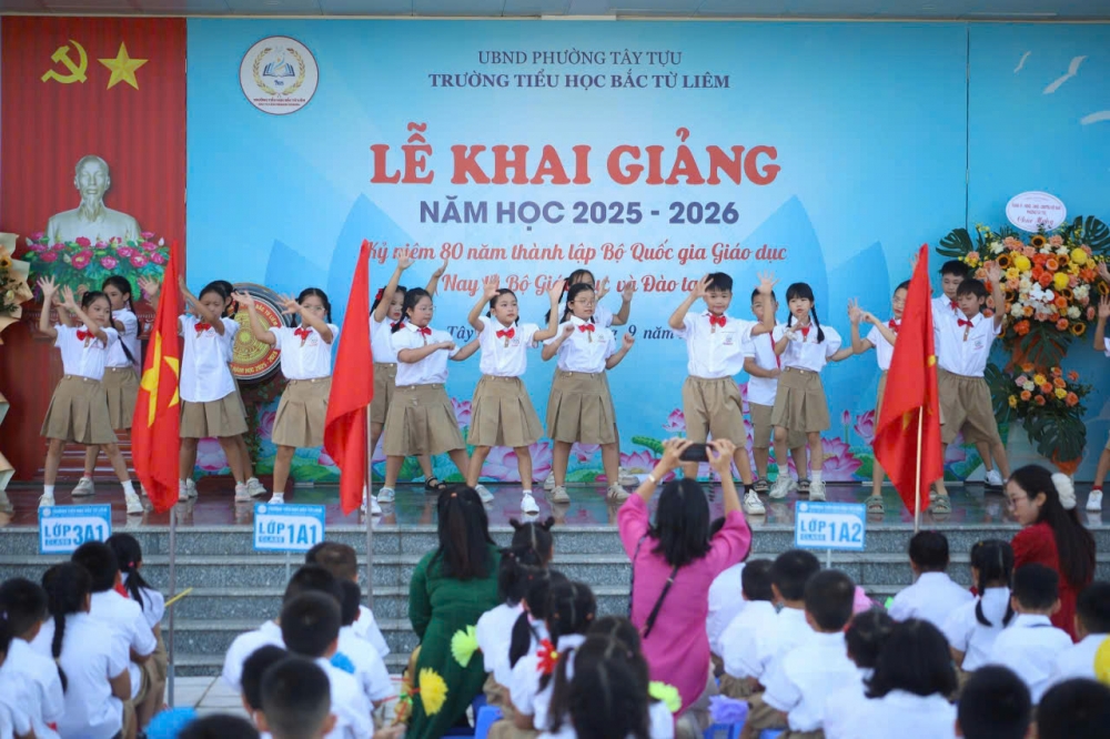 Cô trò Trường Tiểu học Bắc Từ Liêm rộn rã, hân hoan ngày khai trường