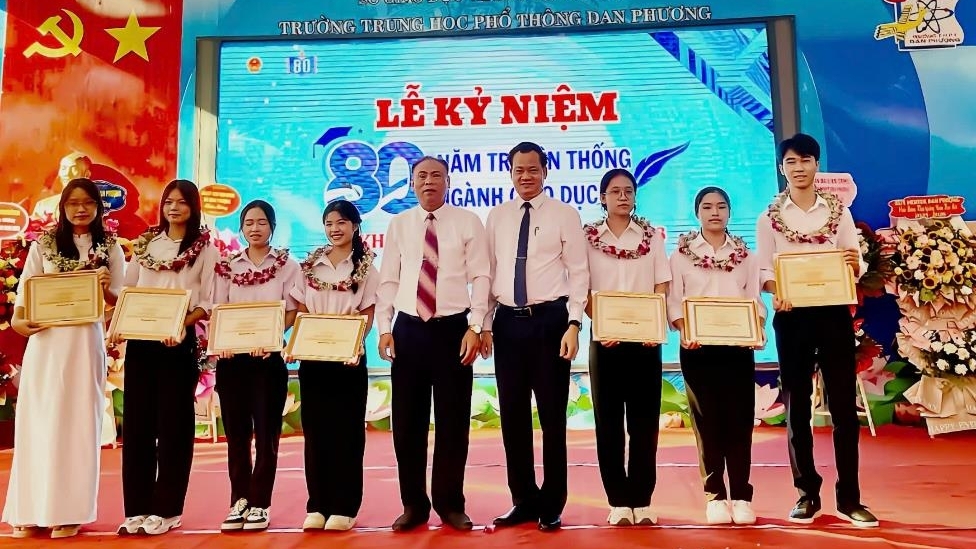 Lãnh đạo xã Đan Phượng như sống lại “tuổi học trò” khi dự lễ khai trường